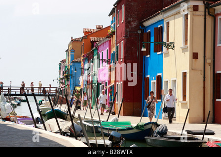 Tipico vividamente colorate case dipinte lungo le strade e canali del popolare isola veneziana di Burano Foto Stock