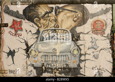 Graffiti sul muro di Berlino raffigurante Leonid Brezhnev e Erich Honecker facendo fuori. Foto Stock
