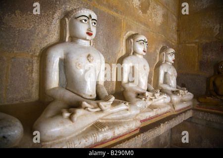 Scolpito in marmo bianco di statue di Mahavira in un tempio Jain all'interno di JAISALMER FORT RAJASTHAN IN INDIA Foto Stock