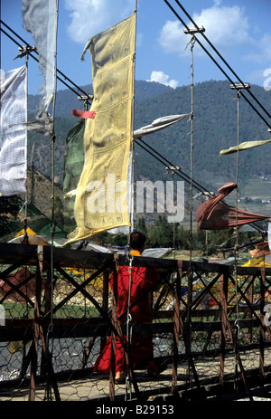 Preghiere bandiere al vento su la traversata a Punakha Dzong monastero Western Bhutan Foto Stock