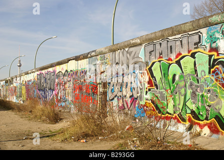 Parte del muro di Berlino coperto di graffiti Foto Stock