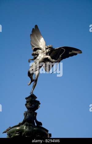 La statua di Eros sul Shaftesbury Memorial Fontana di Piccadilly Circus e la prima statua ad essere gettato in alluminio Foto Stock