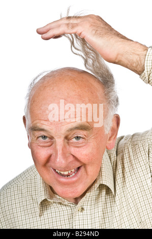 Un uomo anziano visualizzando il suo "comb-over' per coprire la sua balding testa contro un bianco puro (255) dello sfondo. Foto Stock