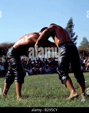 Wrestling di olio nei pressi di Fethiye Turchia Data 17 04 2008 Ref ZB720 112425 0005 credito obbligatoria World Pictures Photoshot Foto Stock