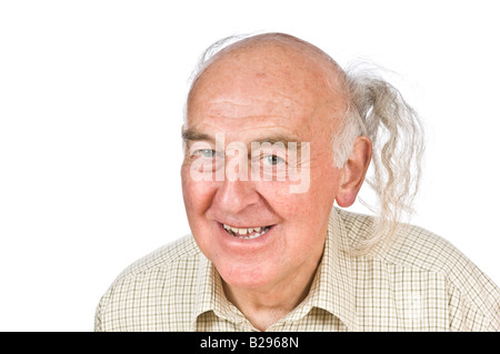 Un uomo anziano visualizzando il suo "comb-over' per coprire la sua balding testa contro un bianco puro (255) dello sfondo. Foto Stock