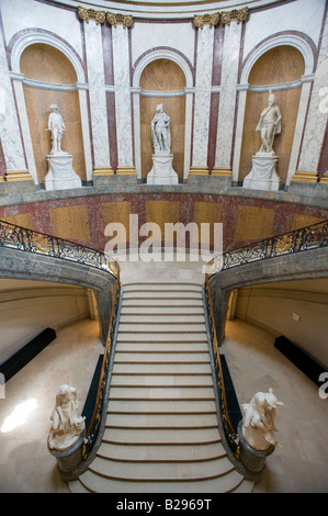 La grande scala all'interno del famoso museo di Bode sulla Museuminsel Isola dei Musei di Berlino Germania 2008 Foto Stock