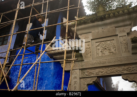 Workman effettua riparazioni di restauro a Città di Fantasmi Fengdu Cina Foto Stock