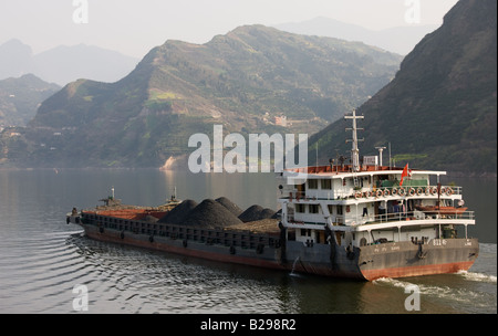 Il trasporto del carbone in barca in tre gole area sul Fiume Yangtze in Cina Foto Stock