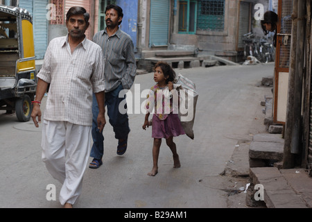 Una ragazza di accattonaggio su di una strada nella cosiddetta città blu di Jodhpur, Rajastan, India. Foto Stock