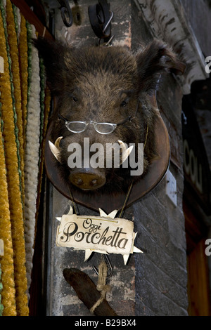 Il cinghiale s testa montata a bordo di segno legge porchetta oggi traduce come porchetta oggi Siena Toscana Italia Europa Foto Stock