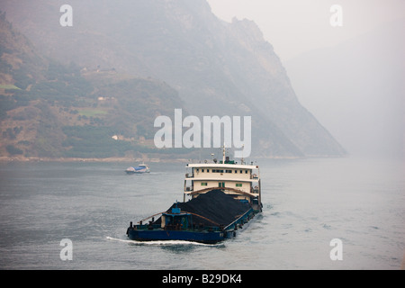 Il trasporto del carbone in barca in tre gole area sul Fiume Yangtze in Cina Foto Stock