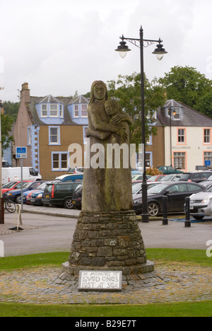 Un memoriale di legno a quelli persi in mare di madre e bambino a Kirkcudbright Dumfries and Galloway Scotland Regno Unito Regno Unito Foto Stock