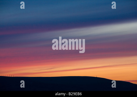 I colori di un tramonto tra le nuvole sulle colline. Foto Stock