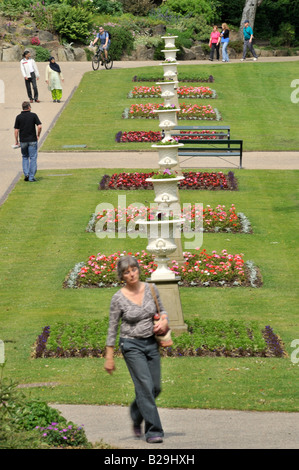 La gente nel Parco: Popolo di Sheffield ammirando il layout floreali nei Giardini Botanici Park Foto Stock