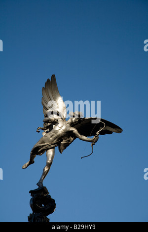 La statua di Eros sul Shaftesbury Memorial Fontana di Piccadilly Circus e la prima statua ad essere gettato in alluminio Foto Stock