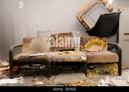 Un vecchio divano in un edificio abbandonato Berlino Germania Foto Stock