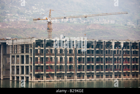 Sito in costruzione presso la new town lungo il fiume Yangtze per rehoming residenti in Cina Foto Stock