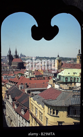 Tetto vista dalla Torre della Polvere, Praga, Repubblica Ceca Foto Stock