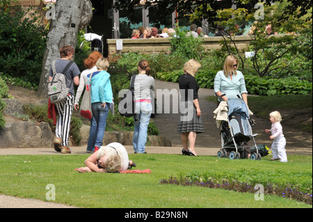 La gente nel Parco: Le persone si incontrano e fermatevi per una chiacchierata davanti al cafe situato in Sheffield Botanical Gardens. Foto Stock