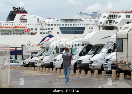 Camper park a Calais Plage Francia del nord Europa parcheggio notturno alloggio per questi camper sul porto Foto Stock