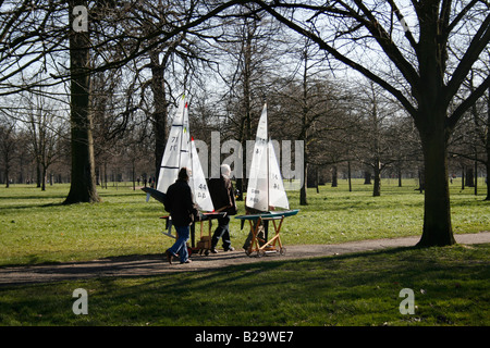 Grande radio controllata barche sono esercitate da un laghetto in Hyde Park a Londra Foto Stock