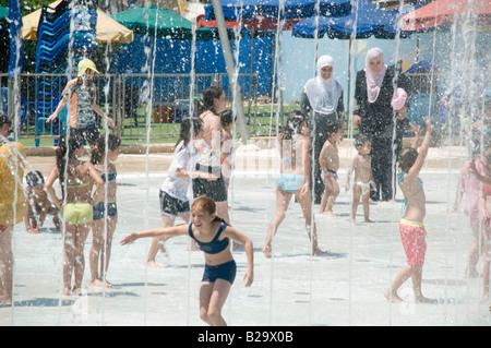 Israele Sfaim Parco acquatico divertimento estivo di bambini che giocano in acqua getti Foto Stock