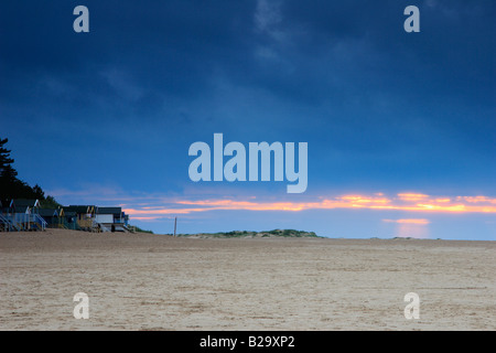 'Pozzetti accanto il mare spiaggia al tramonto. Foto Stock