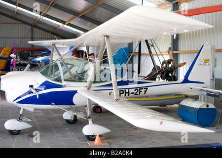 Velivolo ultraleggero in hangar Foto Stock