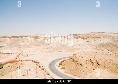 Israele Negev Kibbutz Sde Boker guardando fuori verso Ein Ovdat e il Wadi Zin valley guida femmina s mano sottolineando Foto Stock