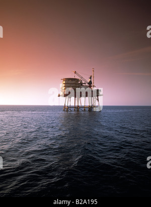 Olio/gas piattaforma di esplorazione/rig siede nel mezzo dell'oceano atlantico Foto Stock