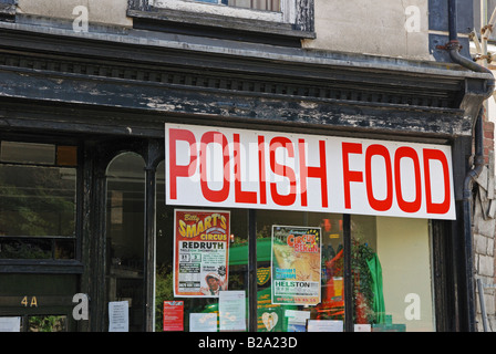 Un angolo shop in redruth,cornwall,uk ora vendono cibo polacco il locale est della Comunità europea Foto Stock