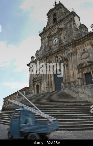 Piaggio tradizionale van nella parte anteriore della chiesa di San Sebastiano Foto Stock