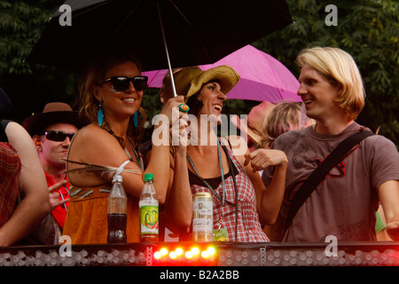 Techno fans sotto la pioggia a Love Parade 2008 a Dortmund Germania Foto Stock