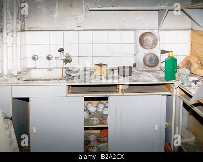 Una cucina in una casa abbandonata a Berlino Germania Foto Stock