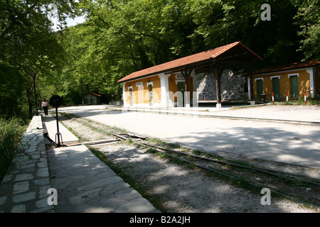 Grecia Tessaglia Milies sulle pendici del monte Pelion restaurato Ano Gatzea stazione ferroviaria Foto Stock