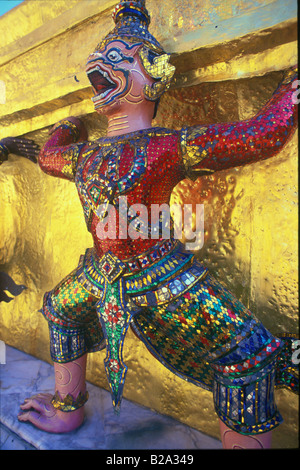 Thailandia, Bangkok, Grand Palace e il Tempio del Buddha di Smeraldo, Yaksha il supporto di golden chedi Foto Stock