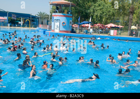 Israele Sfaim Parco acquatico divertimento estivo in un affollato piscina Foto Stock