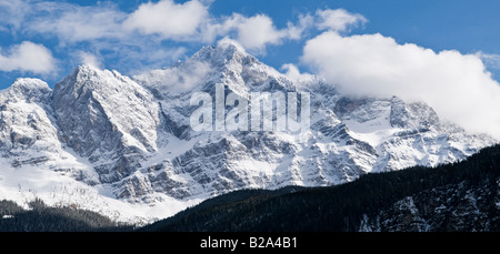 Vista invernale del massiccio dello Zugspitze, la montagna più alta in Germania Foto Stock