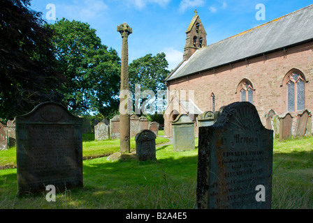 Più alto croce vichinga in Inghilterra (4,5 metri, decimo secolo), nel sagrato della chiesa di Southampton, West Cumbria Regno Unito Foto Stock