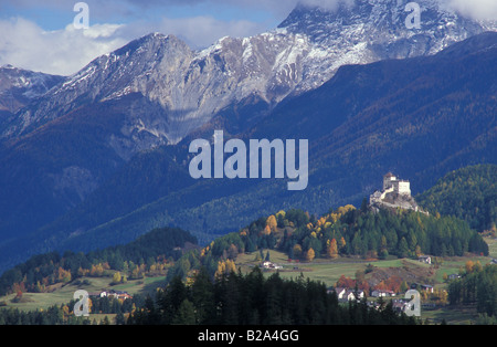 Il paesaggio nei pressi di Tarasp Fontana con il castello di Tarasp Engadina Grigioni Svizzera Foto Stock