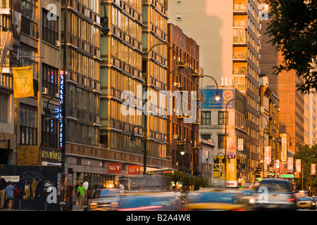 Quattordicesima strada vicino a Sesta Avenue New York City Foto Stock
