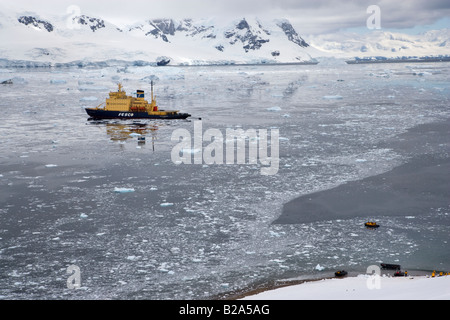Rompighiaccio russa ancorata in scenic di ghiaccio in Antartide nel flusso Neko Harbour in attesa di passeggeri traghettato a riva sulla barca Zodiac Foto Stock