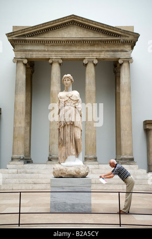 Visitatore di Pergamon Museum a Berlino prende fotografia di esibire la Germania 2008 Foto Stock