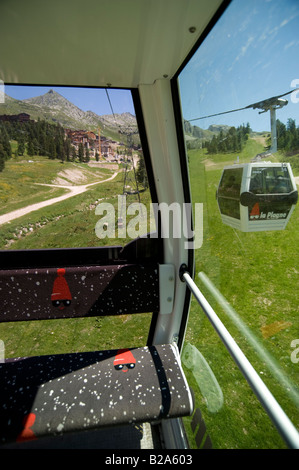 Belle plagne funivia gondola in estate sulle Alpi francesi Foto Stock