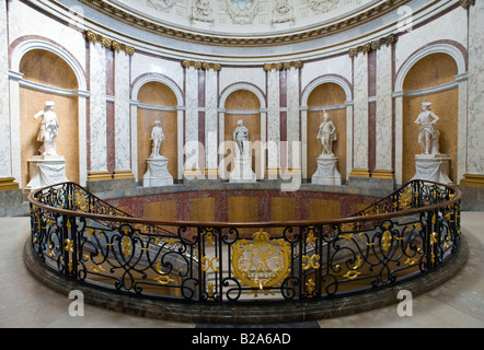 La grande scala all'interno del famoso museo di Bode sulla Museumsinsel Isola dei musei nel centro di Berlino Germania Foto Stock