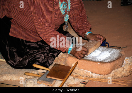 La macinazione del granturco in un impasto di farina di grano in Navajo Hogan in Monument Valley Navajo Tribal terre, Utah, Stati Uniti d'America Foto Stock