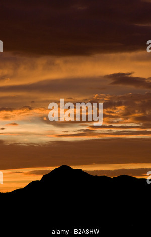 Tramonto sulla montagna Lyderhorn, al di fuori di Bergen, sulla costa occidentale della Norvegia. Uno dei sette monti che circondano Bergen. Visto da Nordaas. Foto Stock
