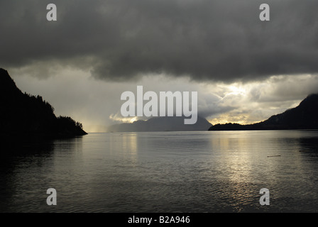 Tempesta dell'oceano al tramonto vicino Porteau Cove in Vancouver BC Foto Stock