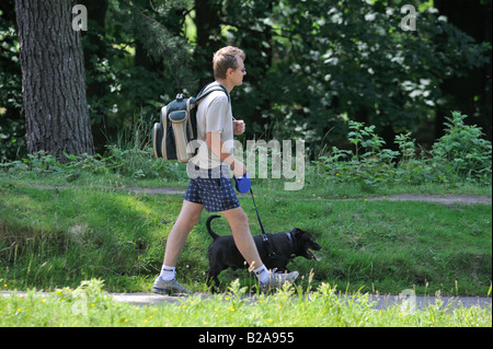 Uomo a spasso con il suo cane nella pittoresca Derwent superiore valle offrendo grande sentieri e comandare vedute panoramiche. Foto Stock