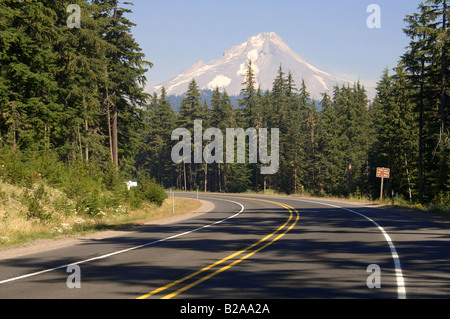 L'Autostrada 26 Sud di Mt. Il cofano guardando a nord per la montagna in Oregon State. Foto Stock